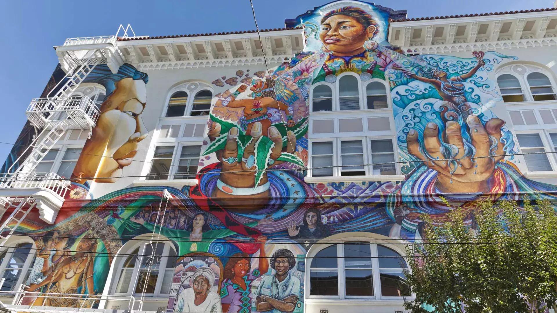 Ein farbenfrohes, großformatiges Wandgemälde bedeckt die Seite des Women's Building im Mission District von San Francisco.