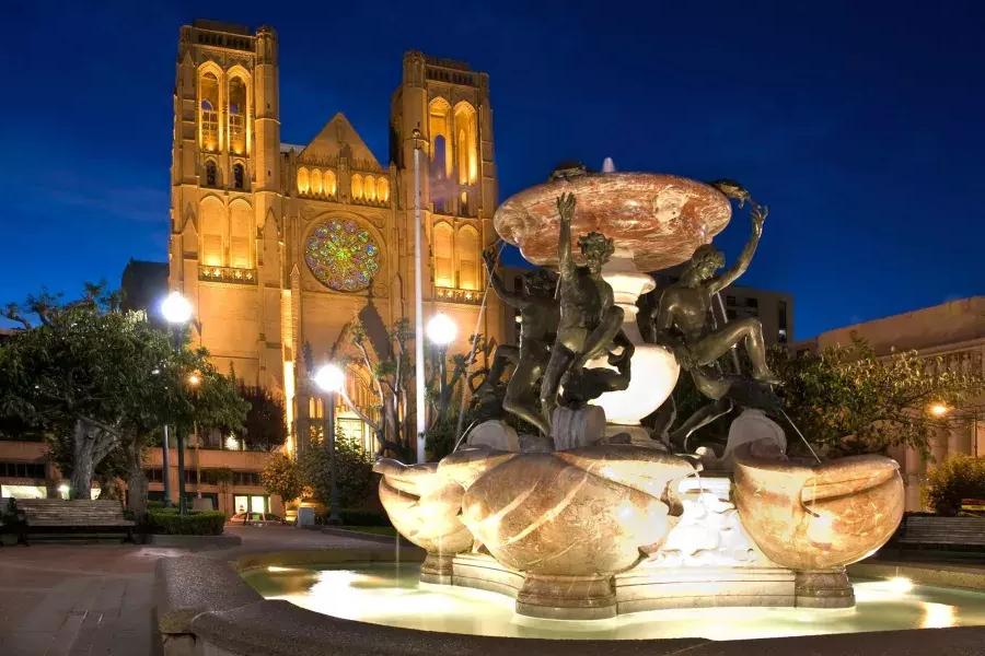 贝博体彩app的格蕾丝大教堂在夜间被拍摄到，前景是一个华丽的喷泉.