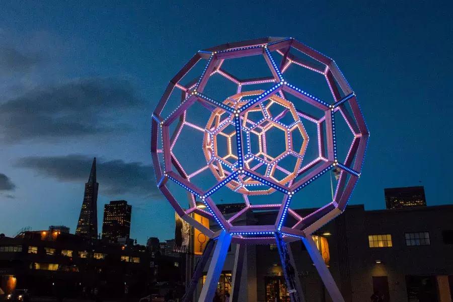 Imagen de una gran instalación de iluminación de Exploratorium.