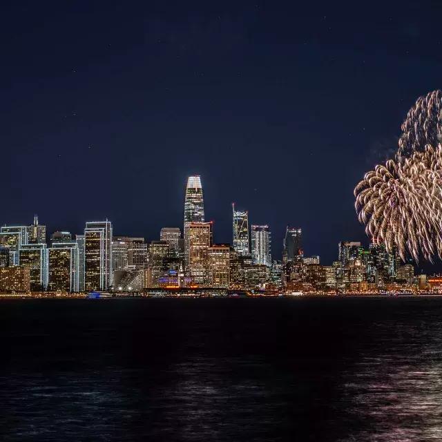 Los fuegos artificiales explotan sobre el horizonte de la ciudad de San Francisco.
